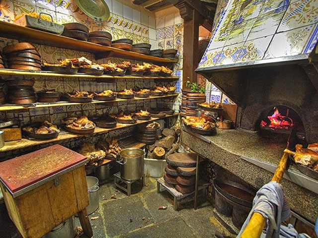 Heo sữa đút lò Tây Ban Nha cochinillo asado - “Thỏi vàng ròng” giữa trung tâm bàn tiệc - 1