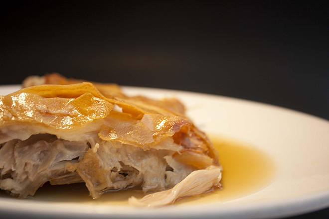 Heo sữa đút lò Tây Ban Nha cochinillo asado - “Thỏi vàng ròng” giữa trung tâm bàn tiệc - 3