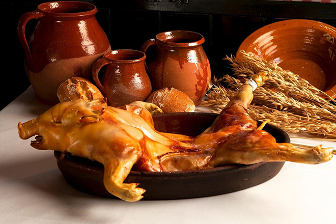 Heo sữa đút lò Tây Ban Nha cochinillo asado - “Thỏi vàng ròng” giữa trung tâm bàn tiệc - 5