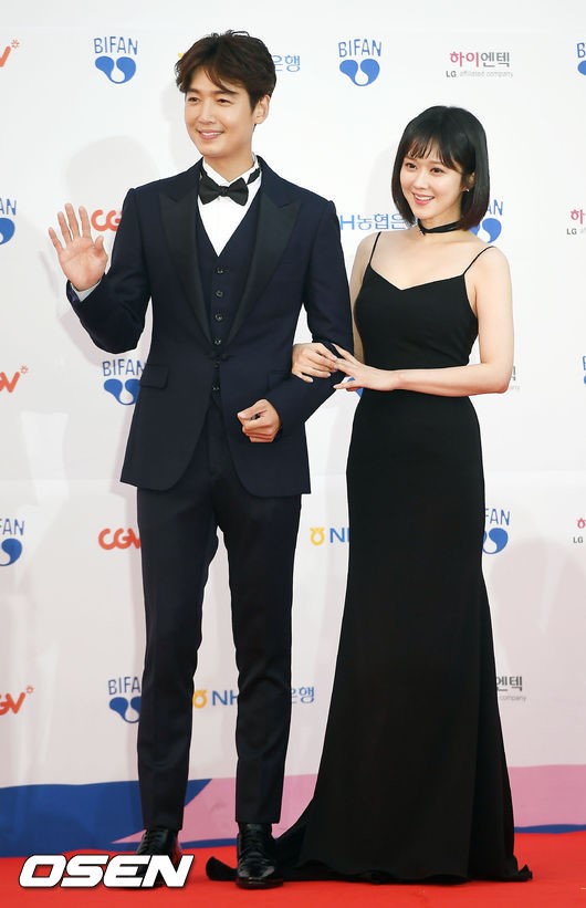 Nữ hoàng phim 19+ mặc xuyên thấu trên thảm đỏ - 6