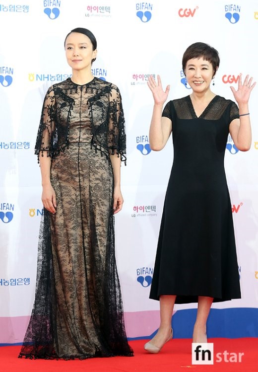 Nữ hoàng phim 19+ mặc xuyên thấu trên thảm đỏ - 2