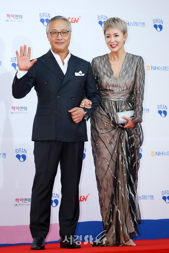 Nữ hoàng phim 19+ mặc xuyên thấu trên thảm đỏ - 5