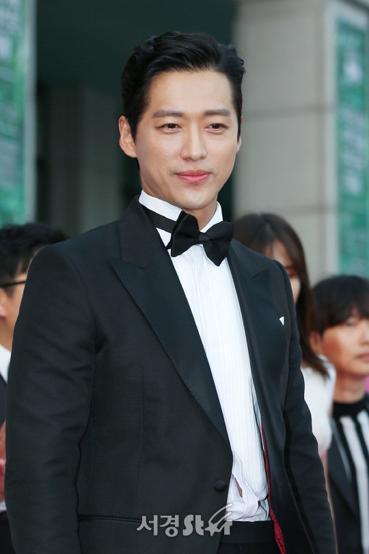 Nữ hoàng phim 19+ mặc xuyên thấu trên thảm đỏ - 2