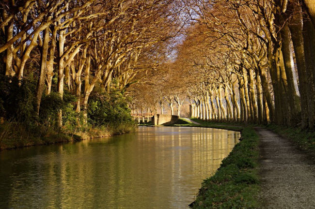 Kênh đào Canal des Deux Mers gồm 2 con kênh gồm: kênh Canal du Midi kéo dài 240km từ cảng Sète ở Địa Trung Hải tới Toulouse và kênh Canal de Garonne, dài 193km, nối Toulouse với thị trấn Castets-en-Dorthe.