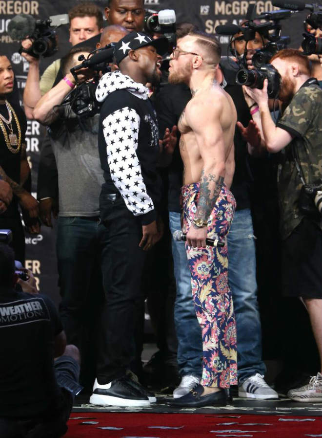 Đại chiến tỷ đô: McGregor &#34;há hốc mồm&#34; với màn ném tiền của Mayweather - 4