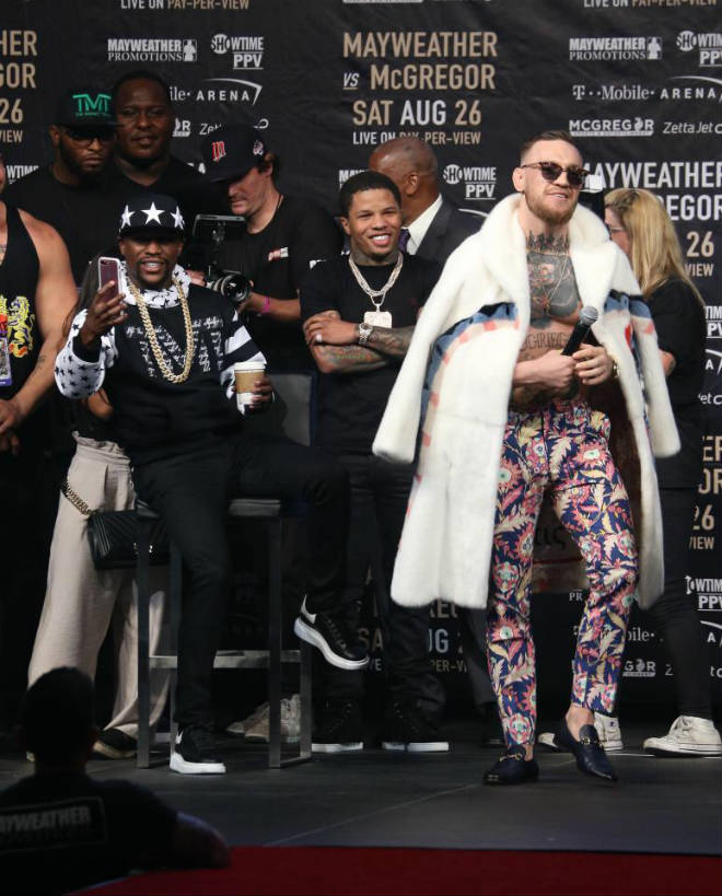 Đại chiến tỷ đô: McGregor &#34;há hốc mồm&#34; với màn ném tiền của Mayweather - 2