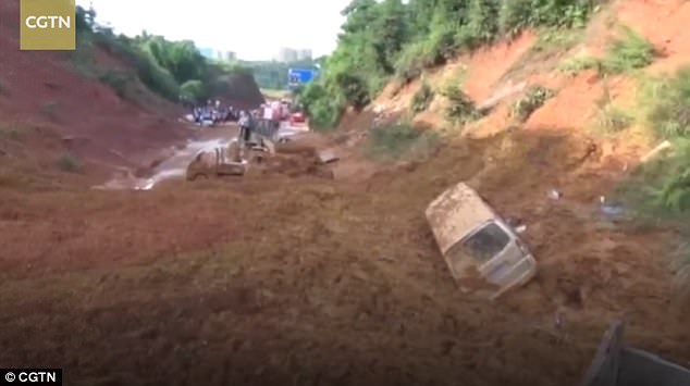 Đang đi, 8 ô tô bị đất đá cuốn phăng như đồ chơi ở TQ - 1