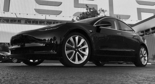 Người đầu tiên sở hữu Tesla Model 3 là ai? - 1