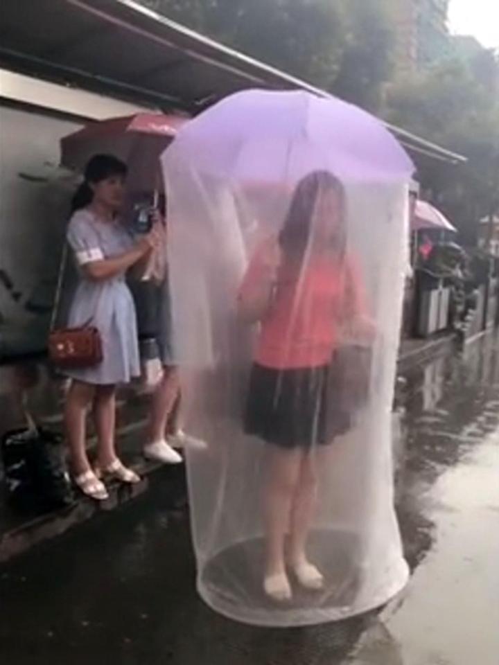 Cô gái chui vào “bao cao su” khổng lồ để tránh mưa - 1