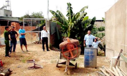 Truy tố 2 mẹ con khóa cửa nhốt người, dọa nổ bình gas - 1