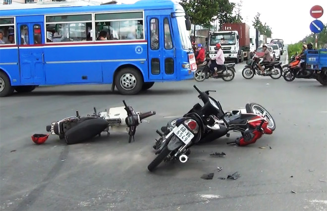 2 thanh niên “cõng” xe máy rời khỏi hiện trường tai nạn 1km - 1
