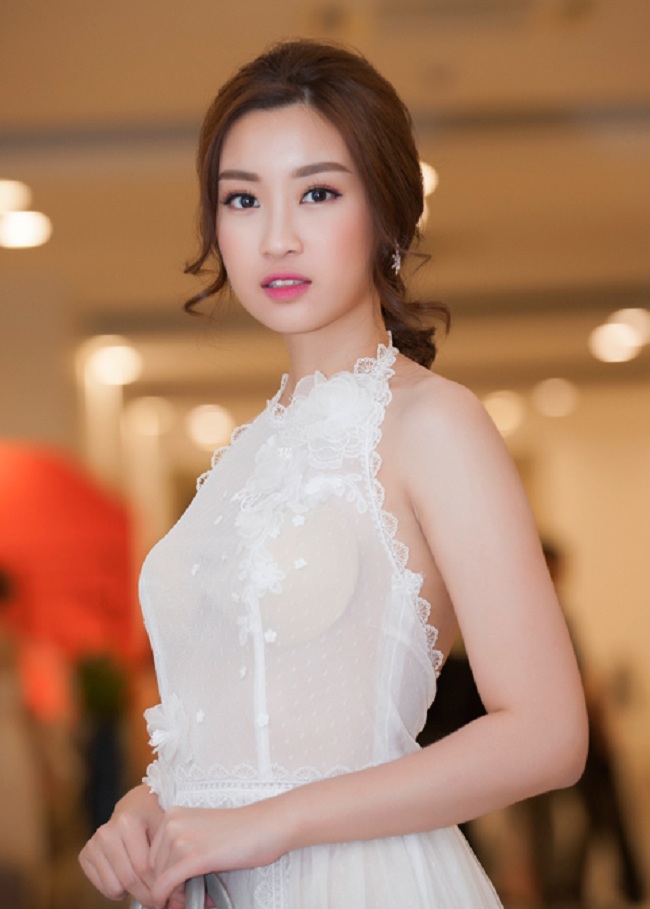 Xuất hiện với chiếc đầm trắng thanh lịch, tuy nhiên hoa hậu Mỹ Linh không ghi được điểm trong mắt người hâm mộ vì để lộ nội y kém duyên. 