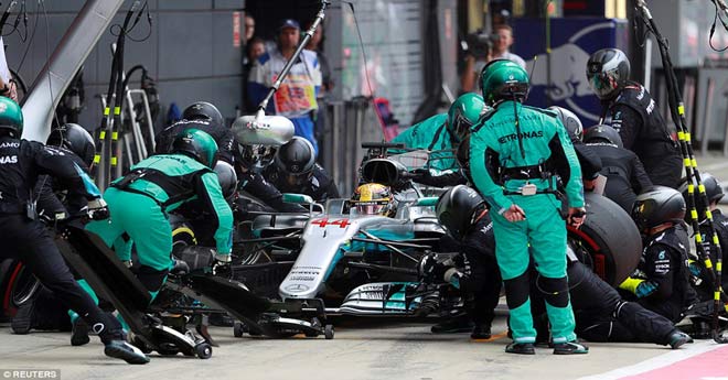 Video đua xe F1, British GP: Bi kịch nổ lốp và kẻ thống trị - 1