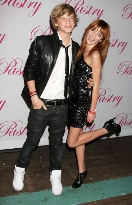 Mới 19 tuổi đã hẹn hò dàn chân dài này, Justin Bieber nước Úc bị gọi là trai hư - 4