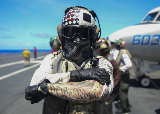 Thành viên của phi đội tấn công số 154 khoe hình xăm nghệ thuật ở cánh tay, khi làm nhiệm vụ trên tàu sân bay USS Nimitz.