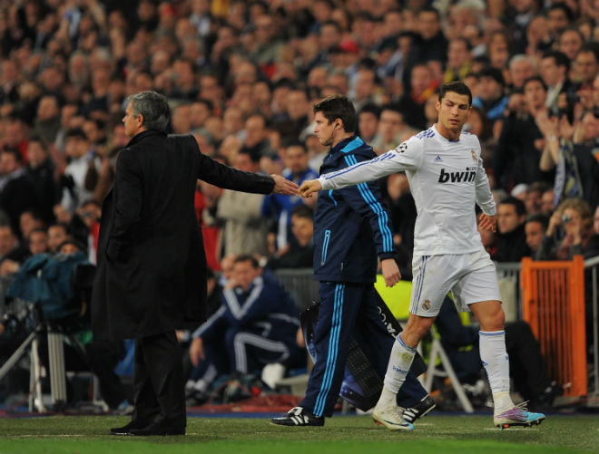 Mourinho giải lời nguyền số 7 MU: Phế bỏ Ronaldo, lập mưu cuỗm Sanchez - 1