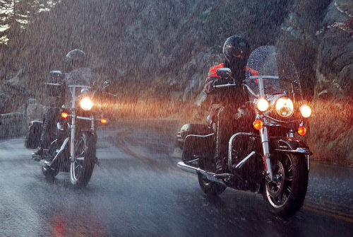 Những lưu ý khi lái môtô trong trời mưa, bão nguy hiểm - 1