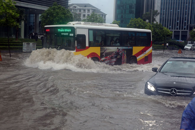 Nước ngập ngang bụng, dân Thủ đô bỏ xe lội nước về nhà - 4