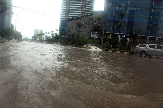 Nước ngập ngang bụng, dân Thủ đô bỏ xe lội nước về nhà - 1