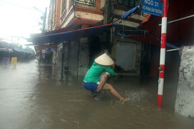 Nước ngập ngang bụng, dân Thủ đô bỏ xe lội nước về nhà - 7