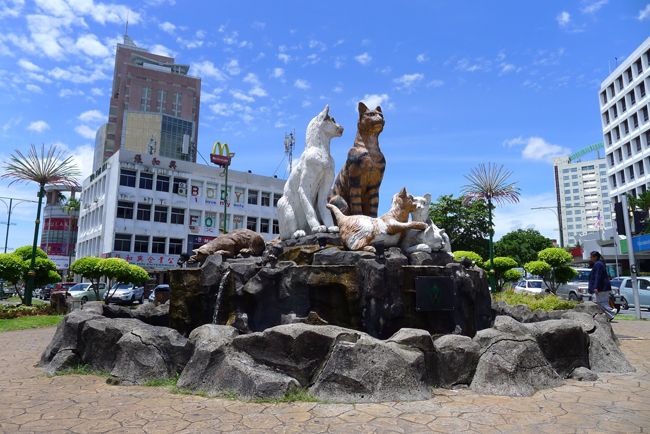 Dù không ai biết vì sao thành phố Kuching (Malaysia) được đặt tên theo loài mèo, điều này cũng chẳng làm người ta bận tâm. Cư dân của thành phố dường như đã “khuất phục” hoàn toàn trước móng vuốt của những vị “boss” lông xù đáng yêu này.