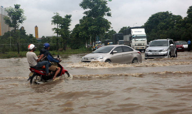 Đại lộ Thăng Long ngập sâu, dân xếp hàng thuê người chở xe - 5