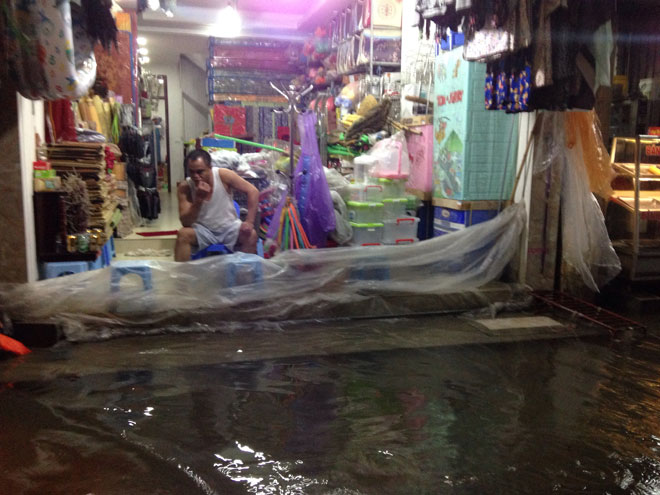 Nước tràn vào nhà sau mưa lớn, dân Thủ đô đắp kè tát nước cứu tài sản - 1