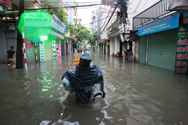 Nước tràn vào nhà sau mưa lớn, dân Thủ đô đắp kè tát nước cứu tài sản - 8