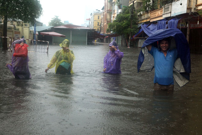 Nóng 24h qua: Dân Thủ đô “cưỡi sóng” về nhà sau bão số 2 - 1