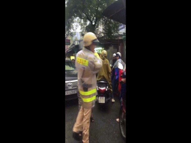 Nữ tài xế chửi bới, túm cổ áo CSGT vì bị nhắc nhở chạy sai làn
