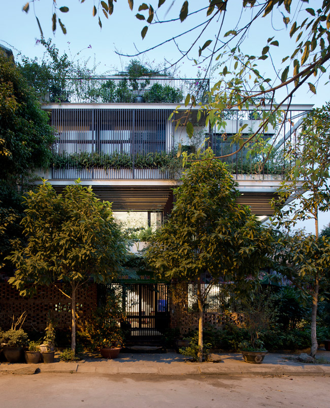 Ngôi nhà có tên Scent House (Ngôi nhà hương thơm), tọa lạc trên một con phố nhỏ thuộc quận Hoàn Kiếm, Hà Nội.