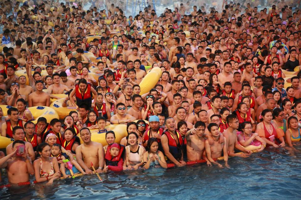 Nghìn người TQ chen kín mít bể bơi trong ngày nóng 50 độ - 1