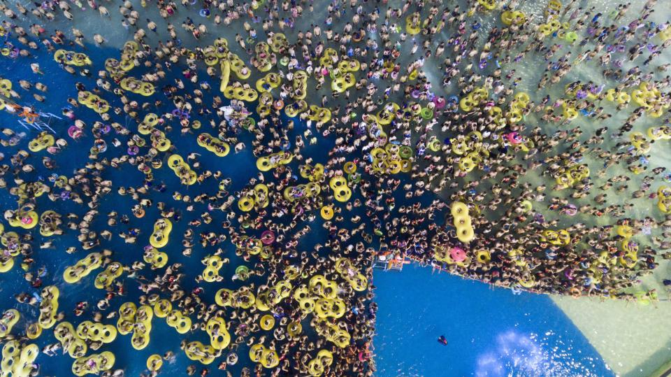 Nghìn người TQ chen kín mít bể bơi trong ngày nóng 50 độ - 5