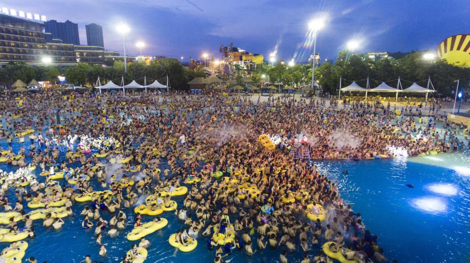 Nghìn người TQ chen kín mít bể bơi trong ngày nóng 50 độ - 2