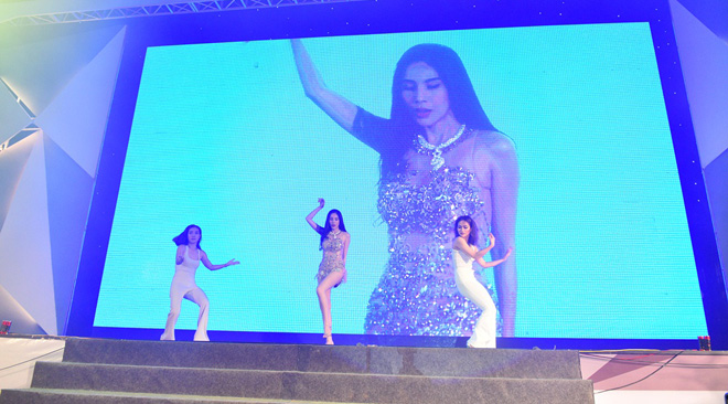 Thủy Tiên khoe dáng nuột nà, gây hiểu lầm vì đồ quá bó - 3