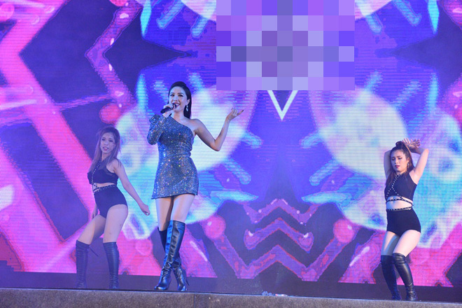 Thủy Tiên khoe dáng nuột nà, gây hiểu lầm vì đồ quá bó - 6