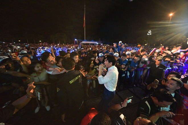 Thủy Tiên khoe dáng nuột nà, gây hiểu lầm vì đồ quá bó - 11