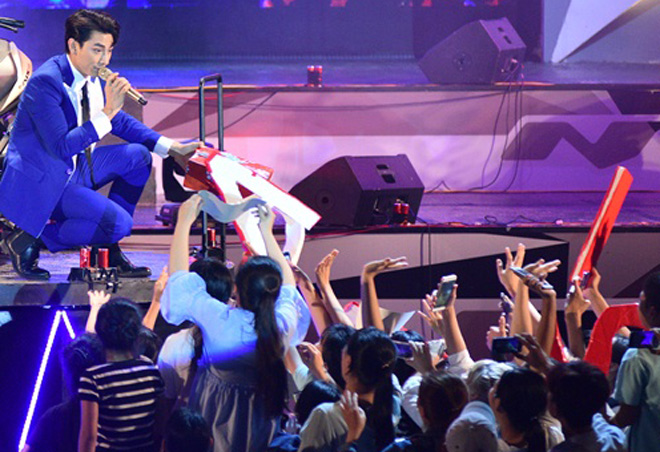 Thủy Tiên khoe dáng nuột nà, gây hiểu lầm vì đồ quá bó - 12