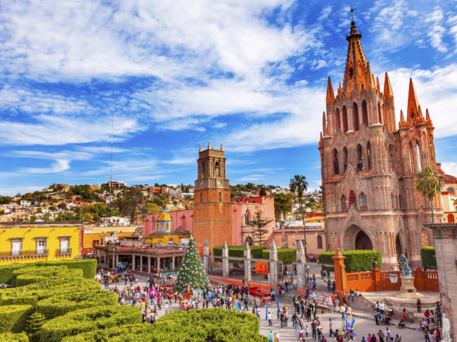 Kiến trúc của nhà thờ Parroquia de San Miguel Arcangel ở trung tâm thành phố San Miguel de Allende trông như trong truyện cổ tích.