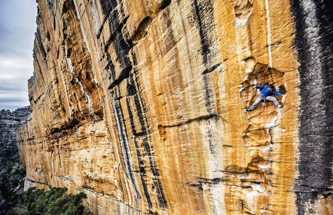 Nhiếp ảnh gia Ken Etzel nói về tác phẩm của mình rằng:&nbsp;“Vách đá Taipan ở Grampians National Park ở Úc khác hẳn những gì tôi từng nhìn thấy, đó là một làn sóng khổng lồ của đá sa thạch với đá đạn và đá móng tay cứng”.
