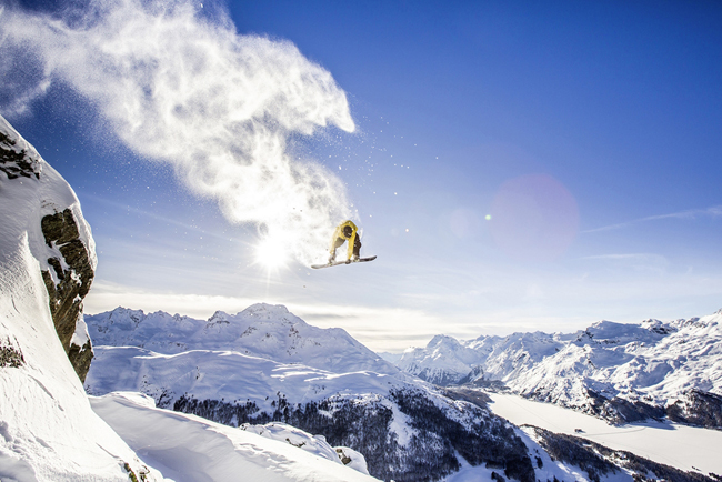 Nhiếp ảnh gia Vernon Deck nói: &#34;Tôi đã trải qua 8 ngày trong thung lũng Engadin ở dãy núi Alps của Thụy Sĩ với hai vận động viên trượt tuyết để thực hiện bộ ảnh”. Và những vận động viên này đã đem lại cho Deck những thước ảnh hoàn hảo nhất giữa nền tuyết trắng.
