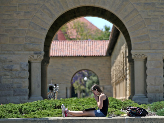 Đại học Stanford nổi tiếng là trường có yêu cầu tuyển chọn khắt khe nhất nước Mỹ. Niên khóa 2017-2021, có 44.073 ứng viên nộp hồ sơ vào đại học này, nhưng chỉ 4,65% số đó được chấp nhận. Đây là con số kỷ lục trong lịch sử Stanford.