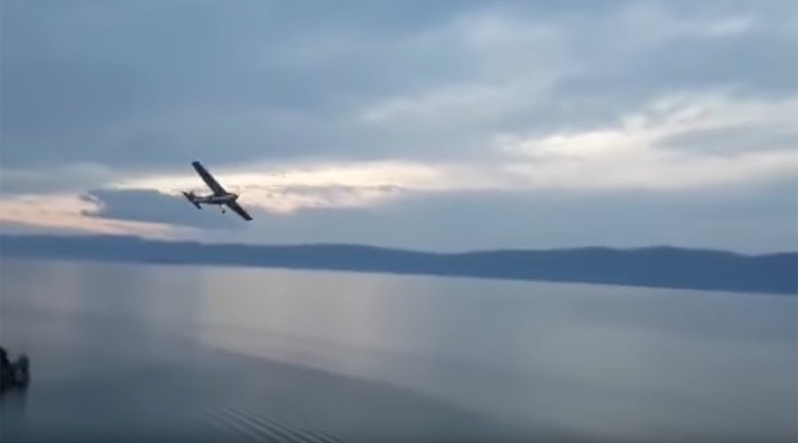 Video máy bay chở du khách đâm hồ nước lớn nhất thế giới - 1