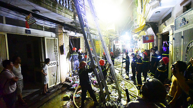 Hà Nội: Cháy nhà 4 tầng trong đêm, 2 mẹ con tử vong - 1