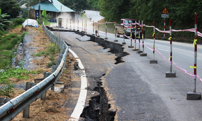 Cận cảnh vết nứt khổng lồ trên QL217 qua Thanh Hóa - 1
