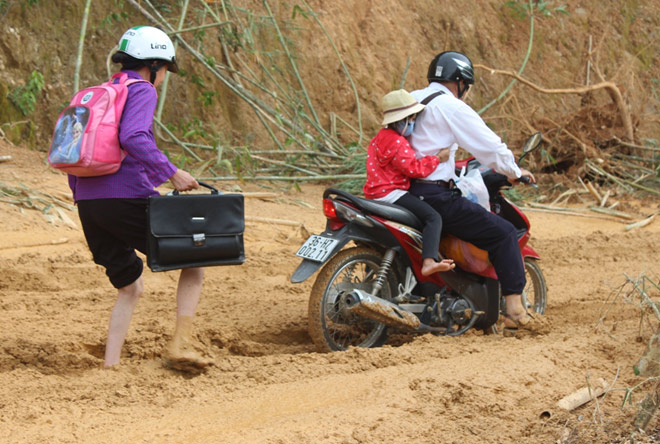 Cận cảnh vết nứt khổng lồ trên QL217 qua Thanh Hóa - 10