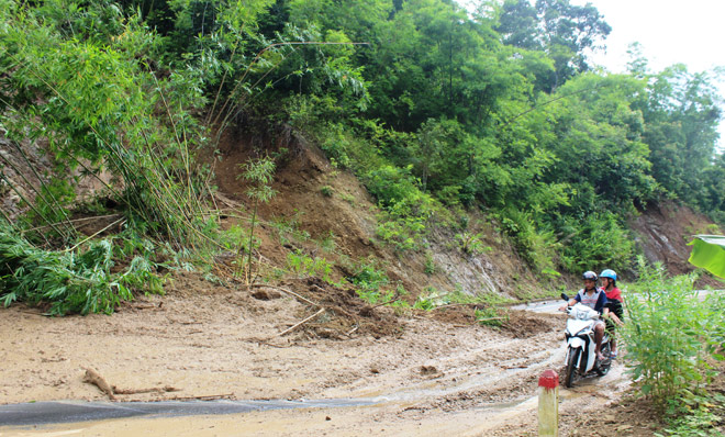 Cận cảnh vết nứt khổng lồ trên QL217 qua Thanh Hóa - 11