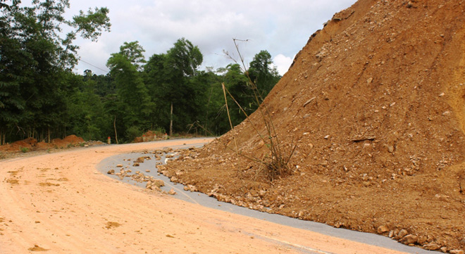 Cận cảnh vết nứt khổng lồ trên QL217 qua Thanh Hóa - 12