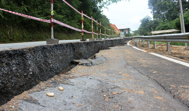 Cận cảnh vết nứt khổng lồ trên QL217 qua Thanh Hóa - 2