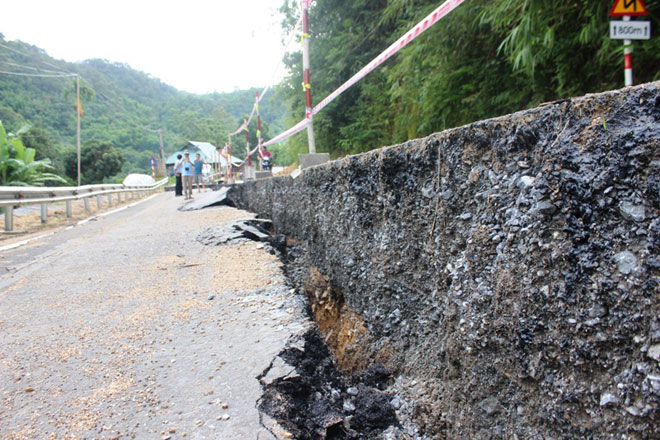 Cận cảnh vết nứt khổng lồ trên QL217 qua Thanh Hóa - 3